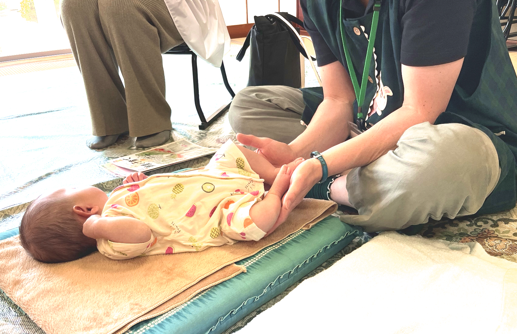 赤ちゃんに優しく接する大人の様子